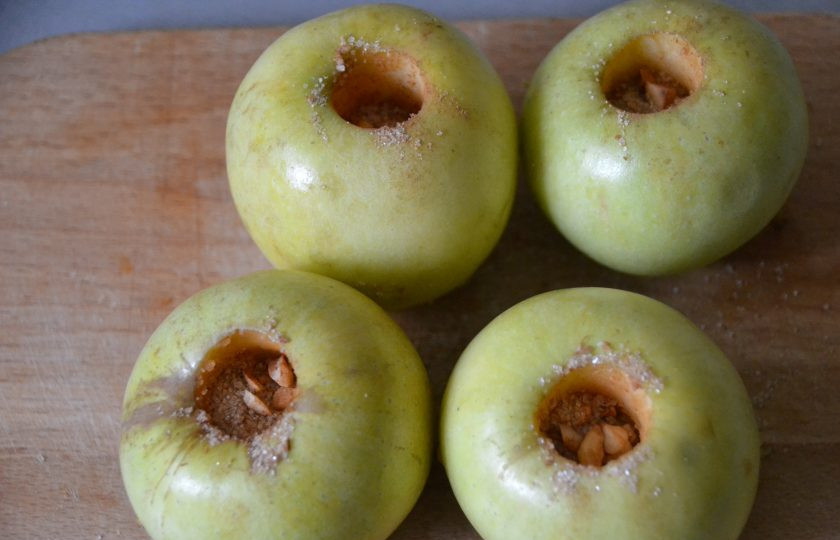 1. Этап. Яблоки в платочках: Заполните сахарно-ореховой смесью выемки у яблок.