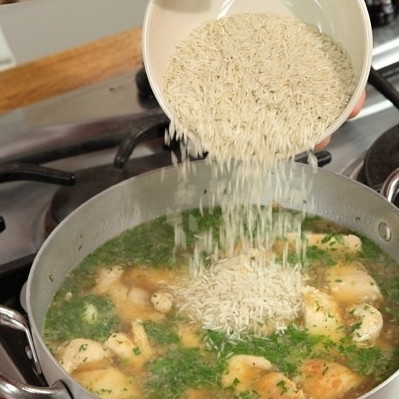 1. Этап. Курица с рисом: Добавить бульон и зелень, довести до кипения. Когда бульон закипит, добавляем рис и варим на среднем огне, пока почти вся жидкость не выкипит.