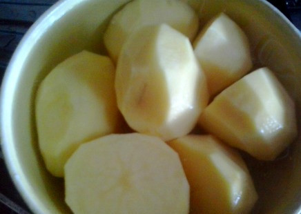 1. Этап. Щавель с тушенкой: Начинаем приготовление с того, что подготовим овощи. Почистим картошку, морковь и лук. Затем картошку порежем кубиками и положим в холодную воду. А пока вскипятим воду в кастрюле.