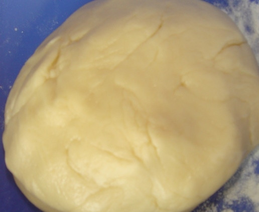 1. Этап. Торт низкокалорийный: В любой удобной для вас стеклянной или металлической миске разотрите сметану с сахаром. Введите к смеси растопленное сливочное масло, а затем вмешайте просеянную муку. Замесите тесто.