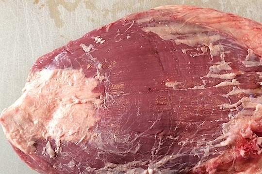 1. Этап. Вяленое мясо к пиву: 1. Говядину вымойте, обсушите, удалите все пленки и лишний жир.