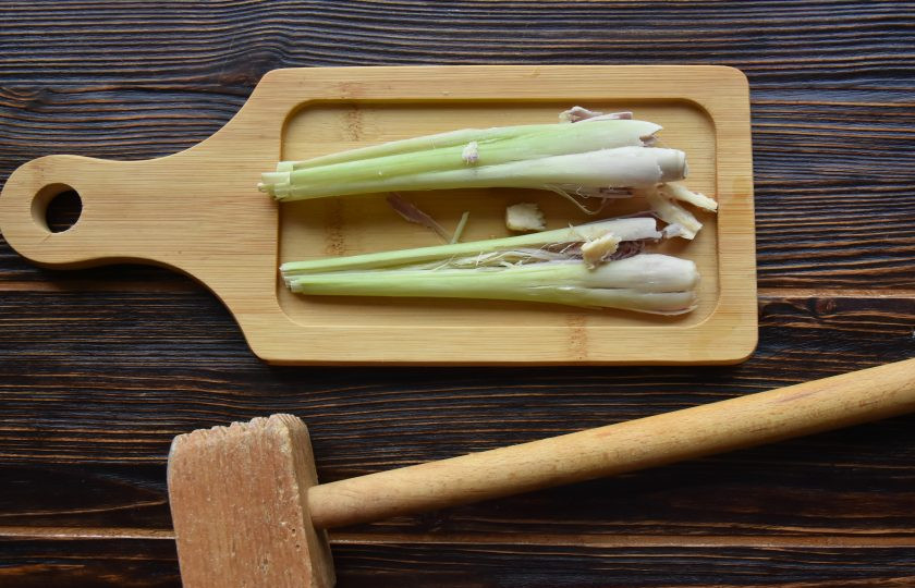 1. Этап. Том ям рецепт с морепродуктами: Лемонграсс отбейте молоточком, чтобы он отдал в бульон больше вкуса и аромата.