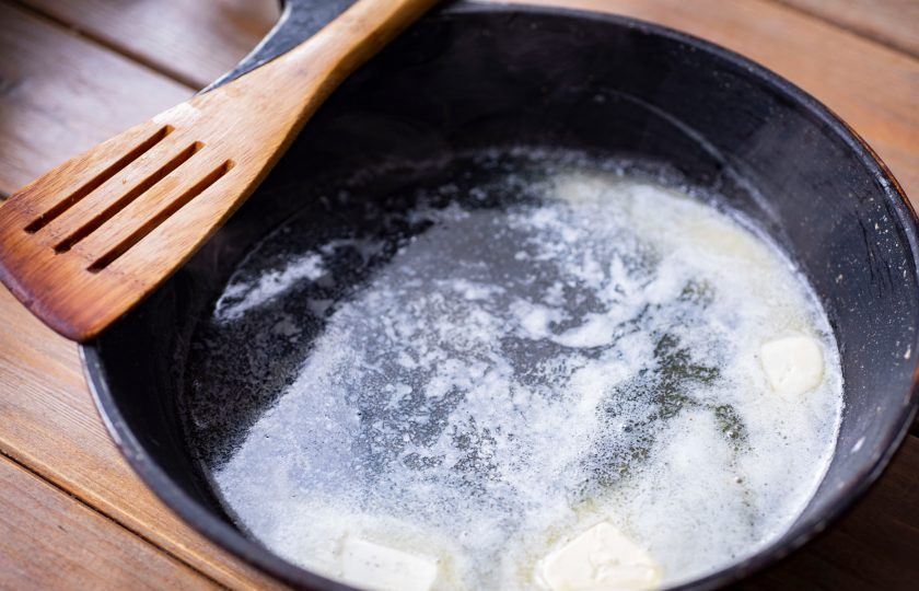 1. Этап. Жульен в аэрогриле: В сковороде растопите на умеренном огне сливочное масло.