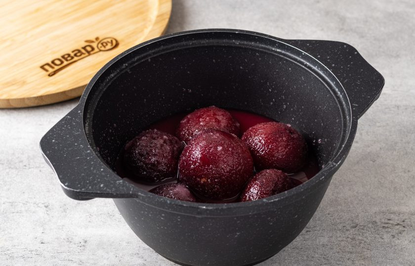 1. Этап. Варенье из красной сливы с косточками: Затем на среднем огне доведите сливы в сиропе до кипения и проварите 5 минут. Снимите с плиты и оставьте на 2 часа. Повторите так ещё 2 раза.