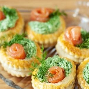 1. Этап. Тарталетки с лососем: Когда тарталетки остынут, начиняем их сливочно-шпинатной смесью и ломтиками филе лосося. Украшаем укропом и сразу же подаем к столу - если тарталетки постоят, то будут уже не такими вкусными. Приятного аппетита!