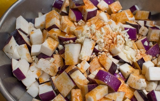 1. Этап. Салат из запеченных баклажанов: 4. Соедините баклажаны с маринадом, распределите его равномерно. Перемешайте. Также вы можете использовать для аромата сушеные травы.