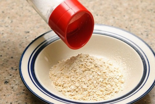 1. Этап. Быстрая каша в микроволновке: 2. Добавьте по вкусу соль и сахар. Если перед подачей будете добавлять сгущенку или варенье, то сахар можно не класть.