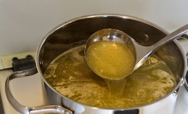 1. Этап. Том Ям Кунг: Первым делом нужно сварить куриный бульон.