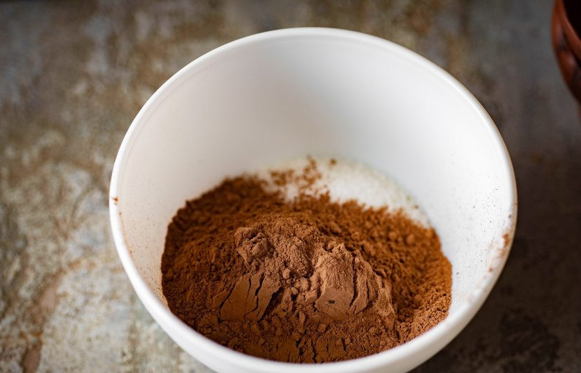 1. Этап. Колбаска Mинутка из печенья: В мисочке смешайте сахар и какао.