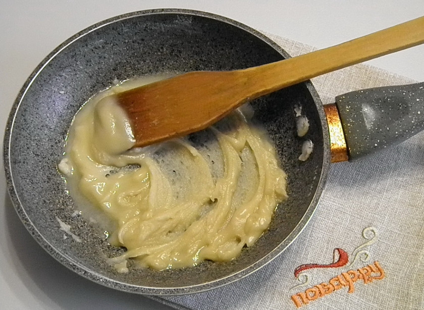 1. Этап. Щи суточные из квашеной капусты: Сделайте мучную заправку. Для этого налейте масло растительное и всыпьте муку. На медленном огне прожарьте муку до кремового цвета. Перемешивайте постоянно, чтобы ваша заправка не подгорела.