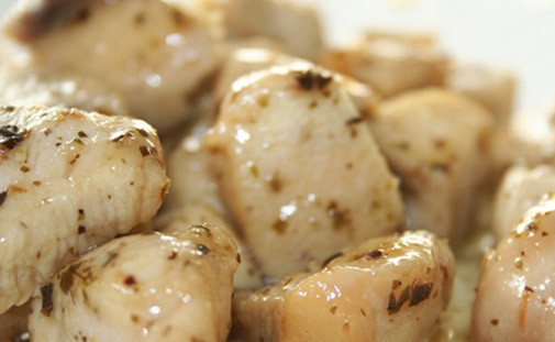 1. Этап. Подливка из курицы: Выложить крицу в сковороду с соусом, добавить измельченный чеснок и прогреть, не доводя до кипения. Подливка из курицы готова!:)