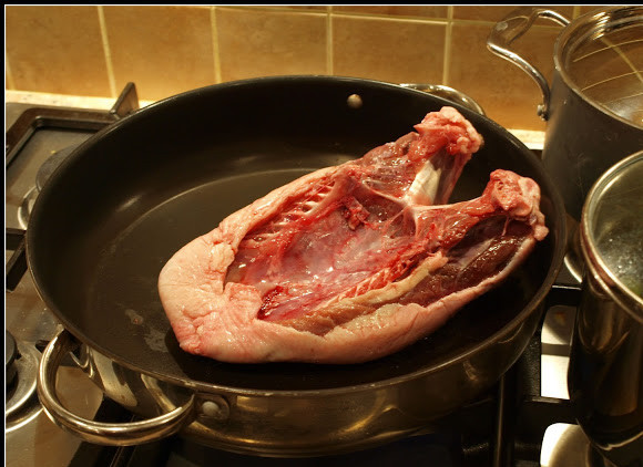 1. Этап. Гусь на сковороде: Гуся хорошенько промываем под проточной водой, просушиваем и натираем солью. На сковородку вливаем масло и кладем на нее нашего гуся.