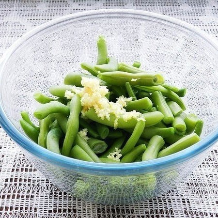 1. Stage. Freshness Salad: Dip the frozen beans in boiling slightly salted water and cook for 6 minutes. Then cool with cold water, pour into a salad bowl and add the garlic passed through the press.