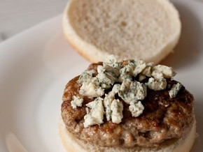 1. Этап. Гамбургер с сыром: 4. На следующем этапе стоит положить приготовленные котлеты в булку, посыпать измельченным сыром.