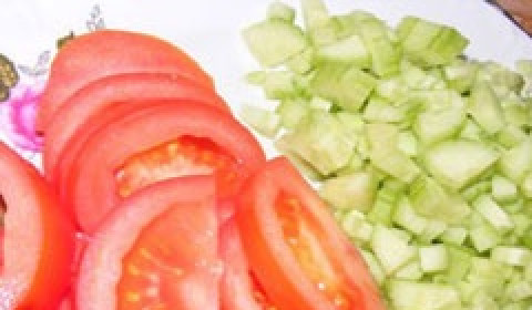 1. Этап. Летний салат с курицей: Тем временем промываем под струей холодной проточной воды все овощи кроме чеснока. Затем сушим их бумажными кухонными полотенцами, по очереди выкладываем на разделочную доску и продолжаем подготовку. Листья пекинской капусты режем соломкой, делим каждый на 2–3 части либо оставляем целыми. У помидора удаляем место, на котором крепилась плодоножка, и шинкуем его дольками толщиной в 1–1,5 сантиметра. С огурца снимаем кожицу и рубим его полукольцами, четвертинками или кубиками толщиной до 6–7 миллиметров. Оставляем нарезки на столе и приступаем к следующему шагу.