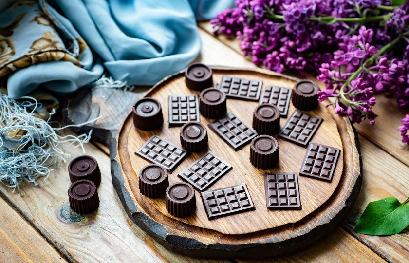 1. Этап. Домашний шоколад из какао масла: Готовый шоколад извлеките из формочек и подавайте к столу.