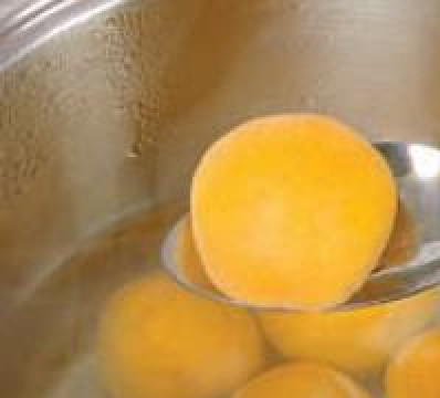 1. Этап. Глазунья из абрикосов: Нарезать абрикосы пополам, косточку нужно удалить. В миску налить небольшое количество воды, засыпать оставшийся сахар и довести до кипения. Уменьшить температуру, поместить абрикосы и готовить в течении 2 мин. Выложить половинки абрикосов поверх молочного желе.