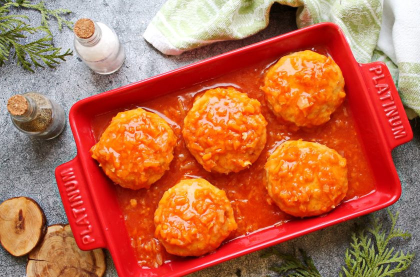 1. Этап. Куриные биточки в духовке с подливкой: В форму для запекания налейте немного подливки и выложите биточки. Залейте их оставшейся подливкой.