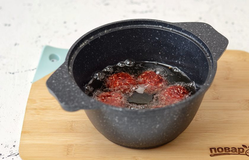 1. Этап. Свекольный фалафель: Разогрейте растительное масло в кастрюле с толстым дном. Обжарьте фалафель на среднем огне примерно 5-6 минут до хрустящей корочки.