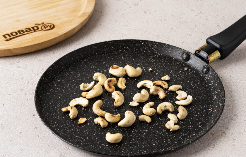 1. Этап. Марокканский салат: Кешью подсушите в сковороде до золотистого цвета, затем крупно порубите.