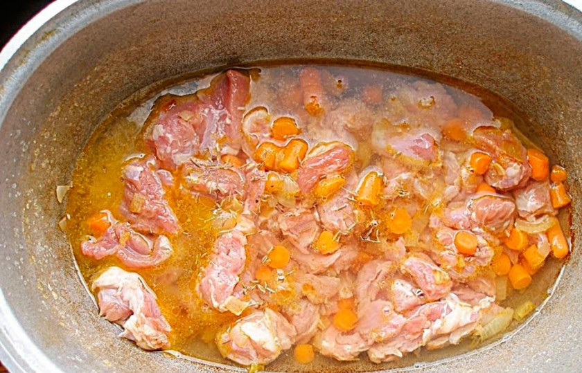 1. Этап. Венгерский бограч: Нарезаем мясо кусочками средней величины и минут 10 обжариваем с овощами. Затем заливаем водой так, чтобы она покрывала мясо. Добавляем тмин и тушим на маленьком огне под крышкой практически до готовности.