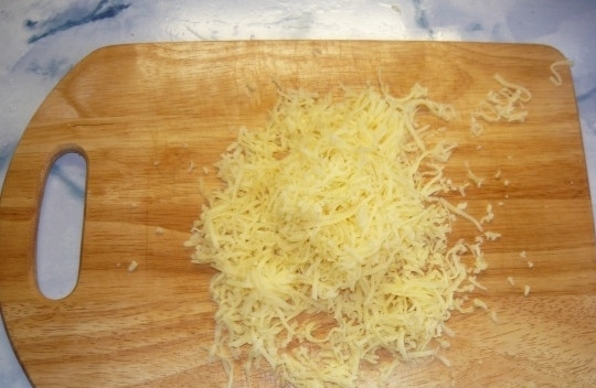 1. Этап. Салат по-гавайски: Сыр необходимо натереть на крупной терке.