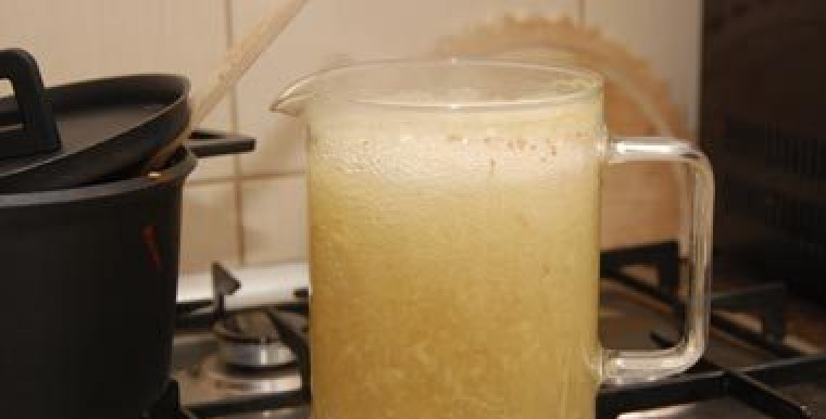 1. Этап. Жиросжигающий напиток из имбиря: В кипящую воду бросьте имбирь, проварите 2 минуты.