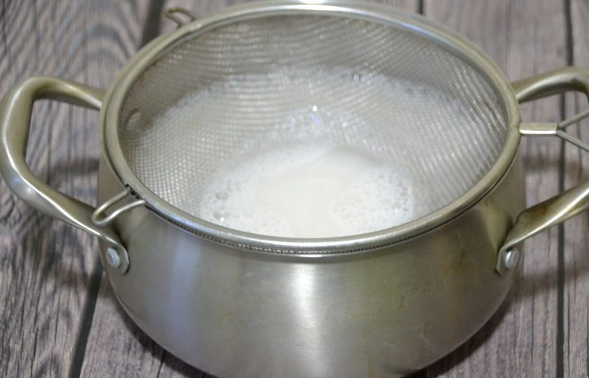 1. Этап. Постный овсяный кисель: Процедите настой муки в кастрюлю.