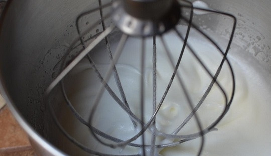 1. Этап. Бисквитно-фруктовый торт: 4. Взбейте на средней скорости до плотных пиков. Крем, кстати, можно сделать не только на основе белков, но и со сливками, например. Также при желании вы можете использовать шоколадный вариант, тоже будет очень вкусно с фруктами.