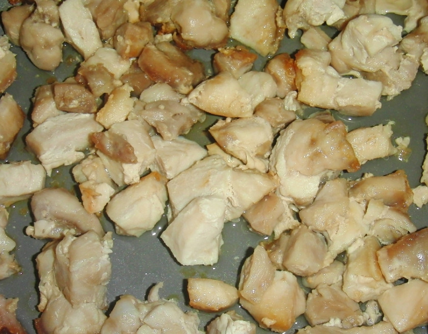 1. Этап. Куриное рагу в тыкве: Ставим на огонь сковороду, раскаляем растительное масло, высыпаем туда куриное филе и обжариваем до появления легкой золотистой корочки.