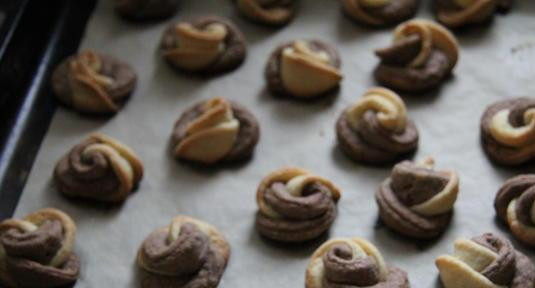 1. Этап. Печенье Цветочки: Выпекаем печенье в духовке при 180 градусах минут 15-20. Духовки у всех разные, поэтому в первый раз внимательно следите за печеньем и не пересушите его.