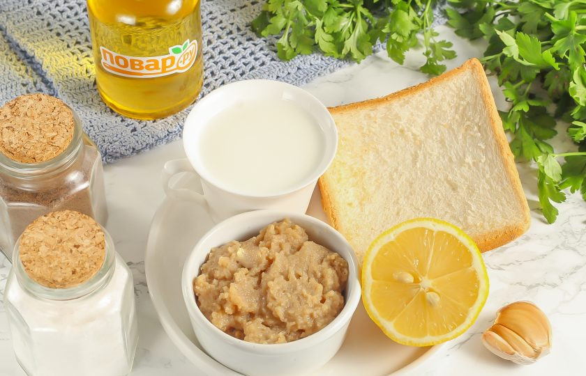 1. Этап. Тарама: Подготовьте указанные ингредиенты. Баночку икры трески можно приобрести в супермаркете или в рыбном магазине. Хлеб используйте белый.