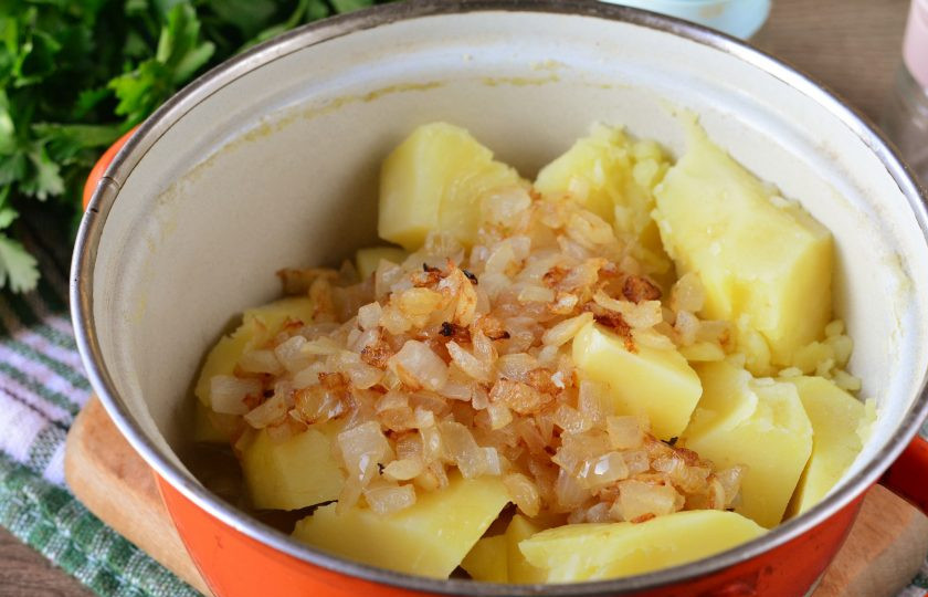 1. Этап. Пирожки с картошкой по бабушкиному рецепту: Всыпьте жареный лук в картошку.