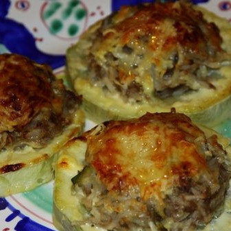 Кабачки с фаршем и сыром