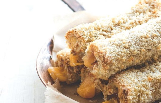 1. Этап. Рулетики с колбасой и сыром: 7. Подавать их к столу лучше горячими, однако и холодными они остаются невероятно вкусными.