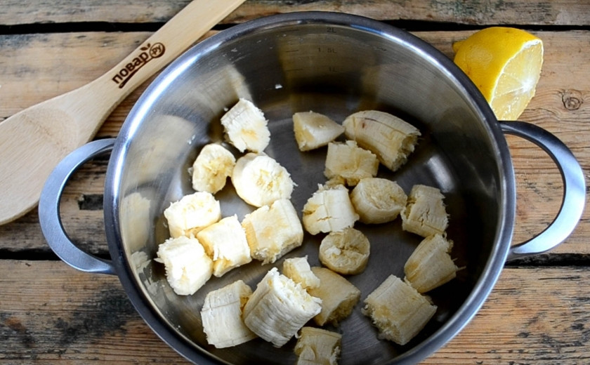 1. Этап. Банановое масло: Подготовьте все необходимые ингредиенты. Для приготовления бананово-ананасового масла я советую использовать консервированные ананасы (кусочками). Нам понадобятся и сами кусочки ананаса, и сироп из него. Бананы очистите от кожуры и поломайте или порежьте на небольшие куски.