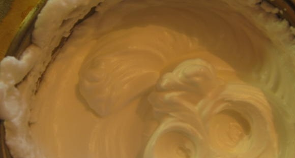 1. Этап. Бисквит с фруктами: 2. Отдельно взбиваем в пышную пену яичные белки. Затем аккуратно смешаем белки и желтки.