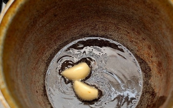 1. Этап. Соус китайский: 2. На среднем огне нагрейте растительное масло. Чеснок очистите. Обжарьте в масле пару зубчиков чеснока.