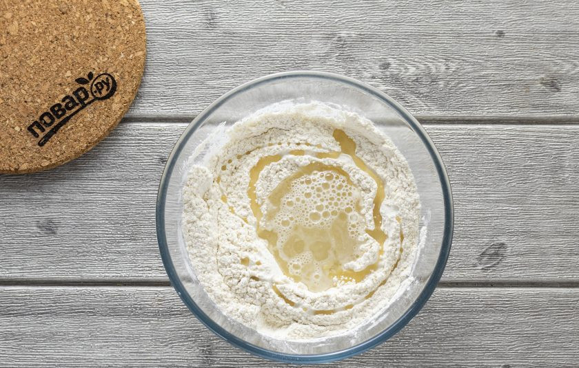 1. Этап. Кальцоне с овощами: Влейте растительное масло и теплую воду.