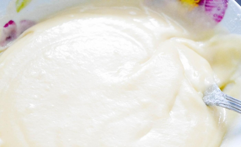 1. Этап. Лимонный кекс простой: 3. Порционно ввожу заранее просеянную муку и соду, перемешиваю до растворения.