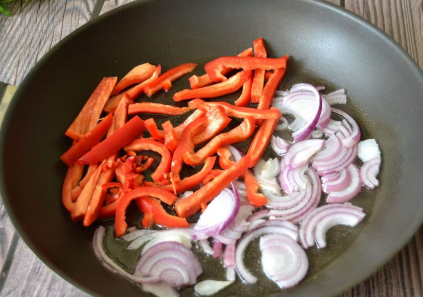 1. Этап. Кавказский салат: Обжарьте лук и перцы до готовности, посолите.