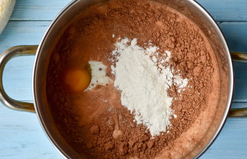 1. Этап. Шоколадно-вафельный торт: Добавьте муку. Хорошо перемешайте.