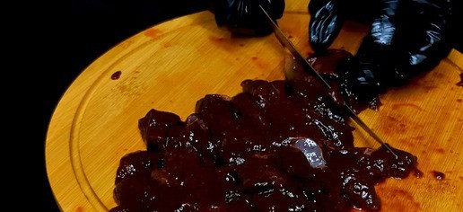 1. Этап. Сочная говяжья печень с луком: Нарежьте говяжью печень на мелкие кусочки предварительно сняв с неё пленку