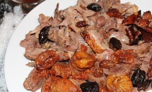 1. Этап. Гусь на луковой подушке: Гуся нарежьте кусочками при подаче, а отдельно налейте соус. Приятно аппетита!