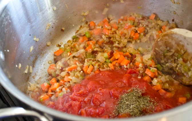 1. Этап. Мясной суп-пюре: И обжарьте это все на масле до золотистости лука. Затем добавьте измельченные помидоры, перец, соль, любые приправы по вкусу.