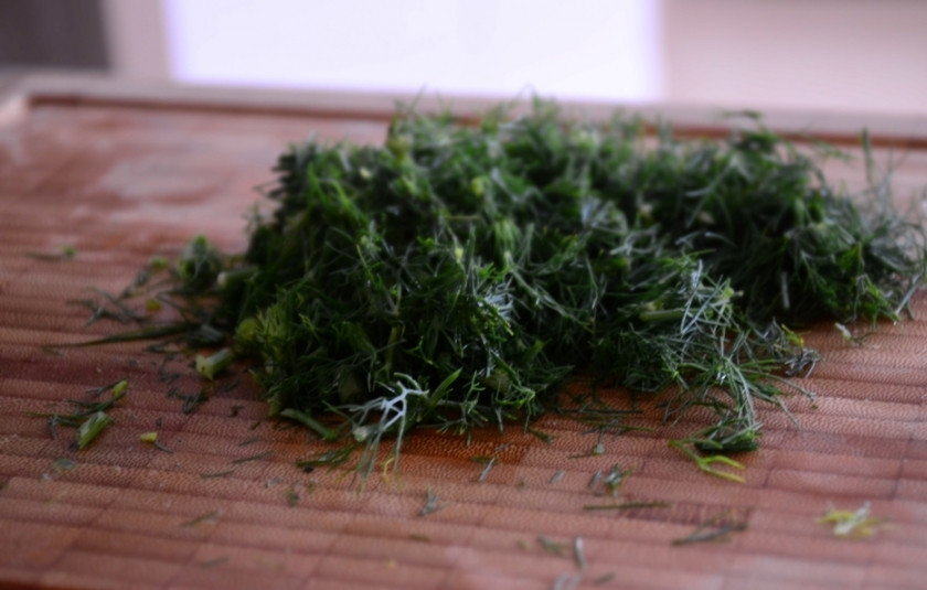 1. Этап. Рулетики с ветчиной: 3. Рубим мелко укроп, посыпаем им рулетики перед подачей. Укроп не только создаст красивый и эстетический вид, но и разнообразит вкус.