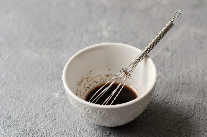 1. Этап. Салат со шпинатом, орехами и гранатом: Для заправки смешайте бальзамический соус, оливковое масло, соль и перец.