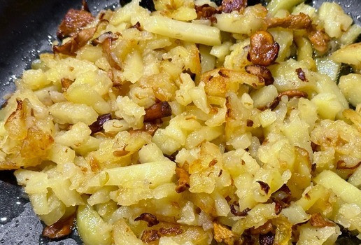 1. Этап. Лисички с картошкой: Перемешать. Не забывайте о максимально возможной деликатности при перемешивании.