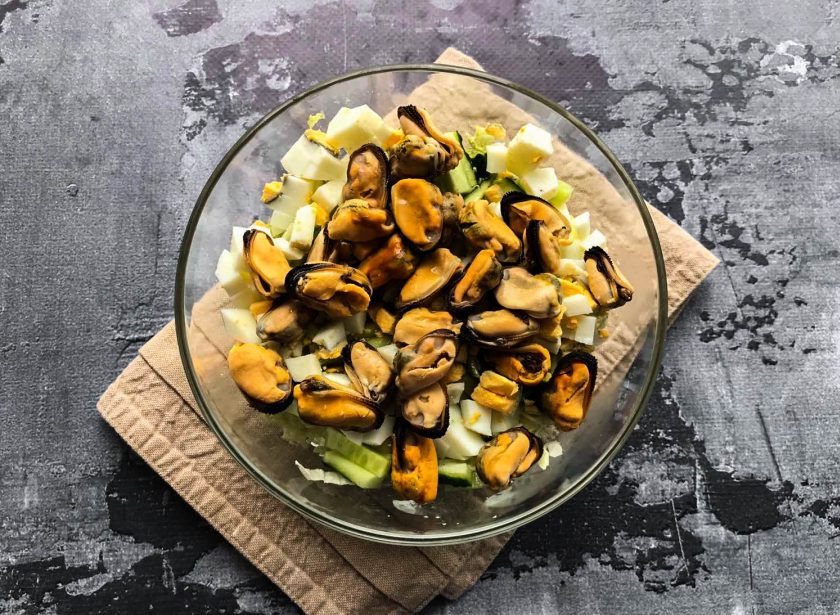 1. Этап. Салат с пекинской капустой и мидиями: Добавьте маринованные мидии и посолите. Заправьте салат оливковым маслом, лимонным соком и хорошо перемешайте.