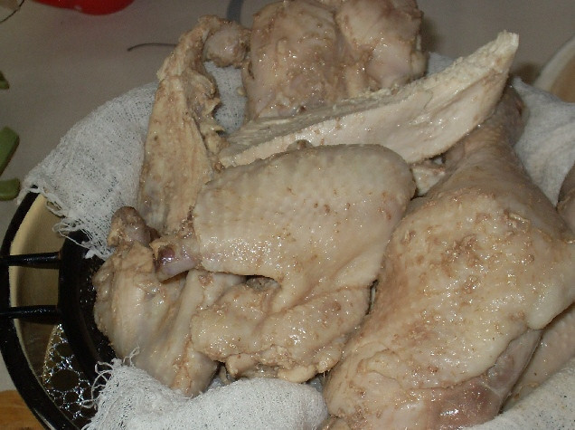 1. Этап. Суп с грибами и сыром: Готовое мясо выньте из бульона, удалите кости и разберите на кусочки.